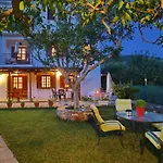 Elsa Stafilos شقة