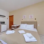 Elsa Stafilos * سكوبيلوس تاون