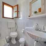 Elsa Stafilos شقة